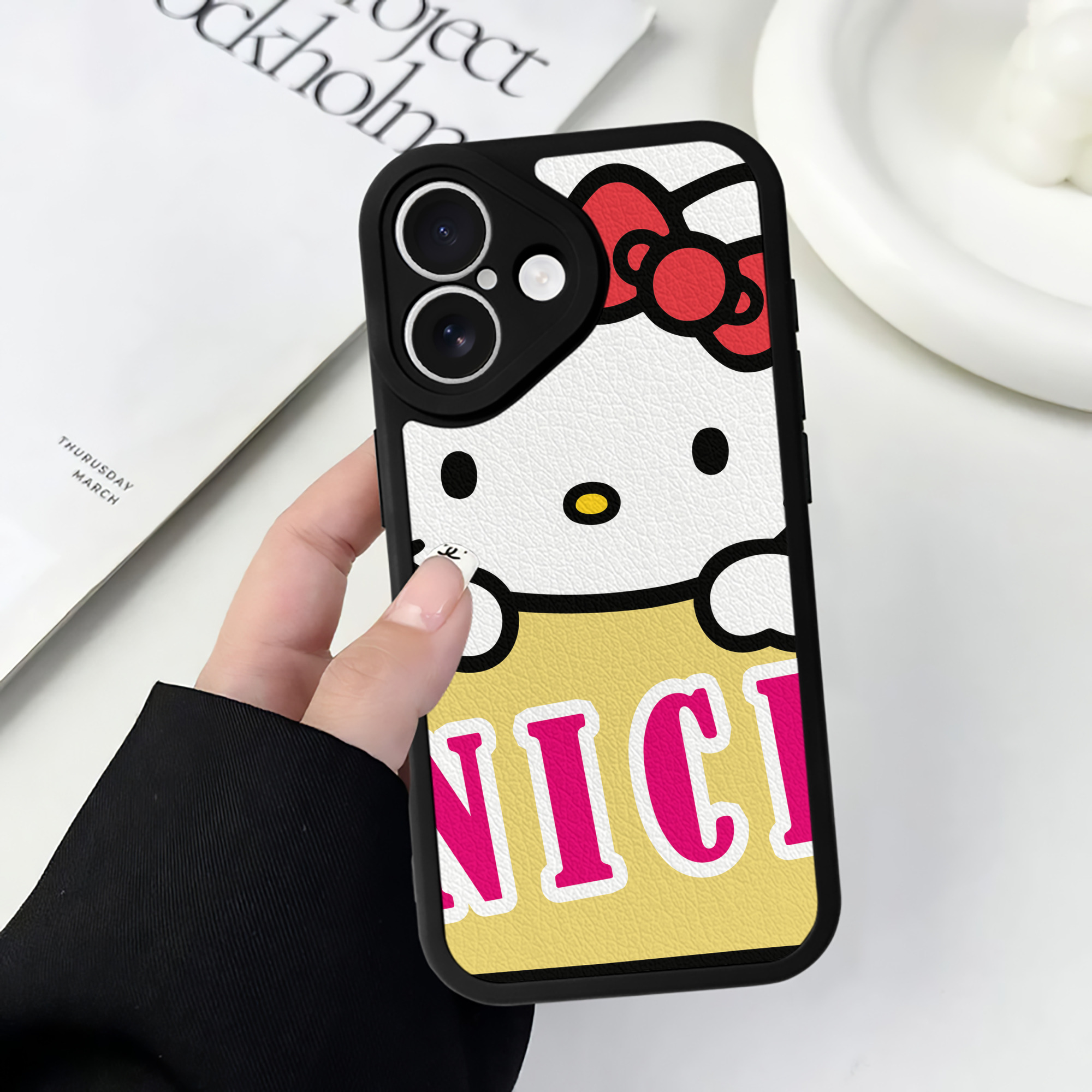 （画像用） Hello Kitty ハローキティ 【iPhone 16シリーズ対応】シリコンスマホケース（レザー調） 材質：シリコン